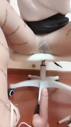 快手丝足熟女【辣菇凉三姐】双女诱惑露脸发骚勾引粉丝，各种服装尽饱眼福 截图9