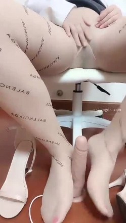 快手丝足熟女【辣菇凉三姐】双女诱惑露脸发骚勾引粉丝，各种服装尽饱眼福 截图10