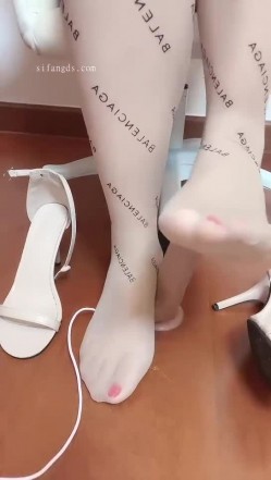 快手丝足熟女【辣菇凉三姐】双女诱惑露脸发骚勾引粉丝，各种服装尽饱眼福 截图13
