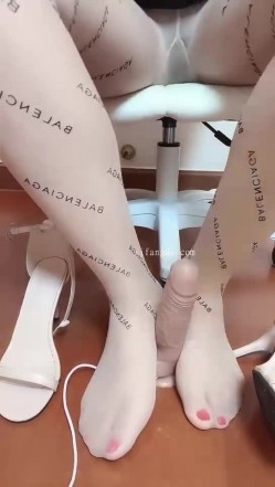 快手丝足熟女【辣菇凉三姐】双女诱惑露脸发骚勾引粉丝，各种服装尽饱眼福 截图15
