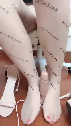 快手丝足熟女【辣菇凉三姐】双女诱惑露脸发骚勾引粉丝，各种服装尽饱眼福 截图16