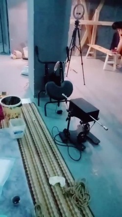 傲娇宝宝的SM工作室，场面淫乱刺激双女户玩调教蹂躏，全程露脸捆绑跳蛋揉奶玩逼，各种道具齐上滴蜡诱惑 截图11