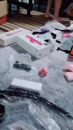 傲娇宝宝的SM工作室，场面淫乱刺激双女户玩调教蹂躏，全程露脸捆绑跳蛋揉奶玩逼，各种道具齐上滴蜡诱惑 截图12