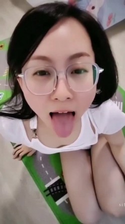 天津风骚眼镜骨科医生少妇【闪耀】露脸，与金主1对1脸穴同框自慰双洞，血脉喷张的淫语刺激 截图1