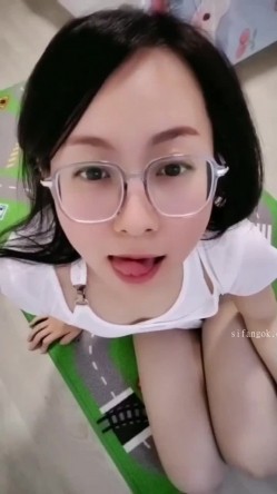天津风骚眼镜骨科医生少妇【闪耀】露脸，与金主1对1脸穴同框自慰双洞，血脉喷张的淫语刺激 截图2