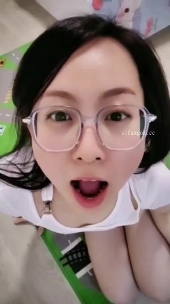 天津风骚眼镜骨科医生少妇【闪耀】露脸，与金主1对1脸穴同框自慰双洞，血脉喷张的淫语刺激 截图3