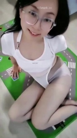 天津风骚眼镜骨科医生少妇【闪耀】露脸，与金主1对1脸穴同框自慰双洞，血脉喷张的淫语刺激 截图5