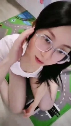 天津风骚眼镜骨科医生少妇【闪耀】露脸，与金主1对1脸穴同框自慰双洞，血脉喷张的淫语刺激 截图16