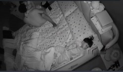 黑客破解家庭网络摄像头偷拍 骚妻穿上性感情趣丝袜和老公享受鱼水之欢 截图1