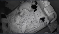 黑客破解家庭网络摄像头偷拍 骚妻穿上性感情趣丝袜和老公享受鱼水之欢 截图2