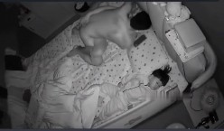 黑客破解家庭网络摄像头偷拍 骚妻穿上性感情趣丝袜和老公享受鱼水之欢 截图3
