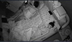 黑客破解家庭网络摄像头偷拍 骚妻穿上性感情趣丝袜和老公享受鱼水之欢 截图4