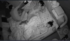 黑客破解家庭网络摄像头偷拍 骚妻穿上性感情趣丝袜和老公享受鱼水之欢 截图9