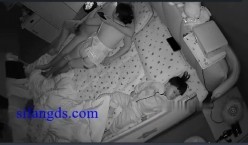 黑客破解家庭网络摄像头偷拍 骚妻穿上性感情趣丝袜和老公享受鱼水之欢 截图12