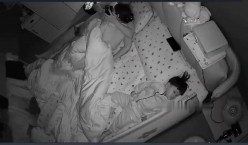 黑客破解家庭网络摄像头偷拍 骚妻穿上性感情趣丝袜和老公享受鱼水之欢 截图13