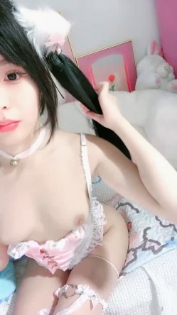 双马尾网红美女！9分颜值一脸呆萌！来大姨妈，骚穴塞棉棒，揉搓阴蒂低低呻吟，表情很是诱惑 截图7