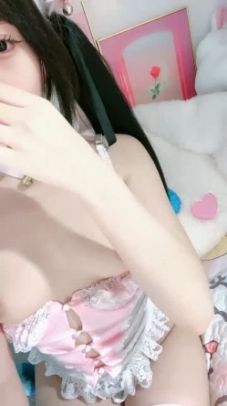 双马尾网红美女！9分颜值一脸呆萌！来大姨妈，骚穴塞棉棒，揉搓阴蒂低低呻吟，表情很是诱惑 截图9
