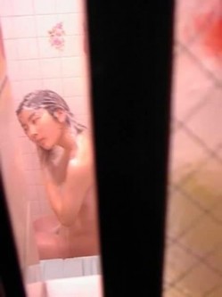 天气热了出租房内各种美女放纵的动作被拍下 截图4