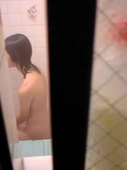 天气热了出租房内各种美女放纵的动作被拍下 截图6