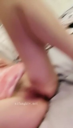 美腿漂亮妹子【南城婠】下海也几个月了，终于第一次被操，观赏性极强，长得好看又骚，跳舞骚死了，被狠操 表情很酸爽 截图11