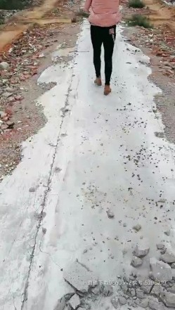 小骚逼户外勾引在工地上干活的大哥，跑到废弃的房子里就口起来，激情后入爆草抽插皮肤白皙逼逼性感，射了好多 截图1