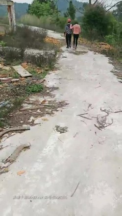 小骚逼户外勾引在工地上干活的大哥，跑到废弃的房子里就口起来，激情后入爆草抽插皮肤白皙逼逼性感，射了好多 截图2