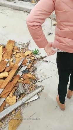 小骚逼户外勾引在工地上干活的大哥，跑到废弃的房子里就口起来，激情后入爆草抽插皮肤白皙逼逼性感，射了好多 截图3