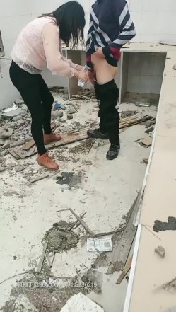 小骚逼户外勾引在工地上干活的大哥，跑到废弃的房子里就口起来，激情后入爆草抽插皮肤白皙逼逼性感，射了好多 截图4