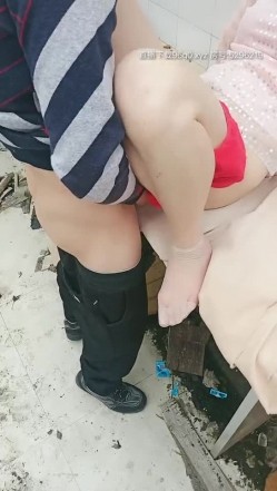 小骚逼户外勾引在工地上干活的大哥，跑到废弃的房子里就口起来，激情后入爆草抽插皮肤白皙逼逼性感，射了好多 截图6