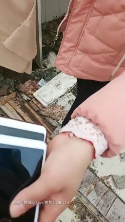 小骚逼户外勾引在工地上干活的大哥，跑到废弃的房子里就口起来，激情后入爆草抽插皮肤白皙逼逼性感，射了好多 截图11