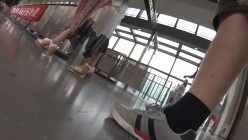 北京地铁商圈CD系列2，掀裙被小姐姐发现差点被打手，大神不怕还继续拍 截图1