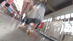 北京地铁商圈CD系列2，掀裙被小姐姐发现差点被打手，大神不怕还继续拍 截图2