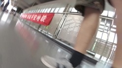 北京地铁商圈CD系列2，掀裙被小姐姐发现差点被打手，大神不怕还继续拍 截图3