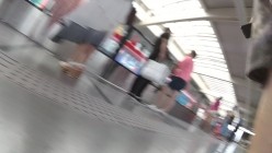 北京地铁商圈CD系列2，掀裙被小姐姐发现差点被打手，大神不怕还继续拍 截图4