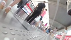 北京地铁商圈CD系列2，掀裙被小姐姐发现差点被打手，大神不怕还继续拍 截图9