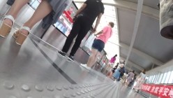 北京地铁商圈CD系列2，掀裙被小姐姐发现差点被打手，大神不怕还继续拍 截图10