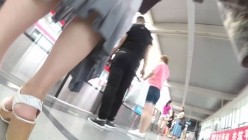 北京地铁商圈CD系列2，掀裙被小姐姐发现差点被打手，大神不怕还继续拍 截图12