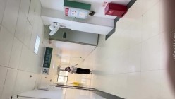 医院女厕全景偷拍走路很骚气的高跟少妇 截图4