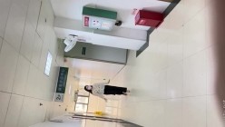 医院女厕全景偷拍走路很骚气的高跟少妇 截图5