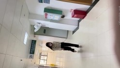 医院女厕全景偷拍走路很骚气的高跟少妇 截图6