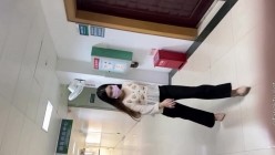 医院女厕全景偷拍走路很骚气的高跟少妇 截图7