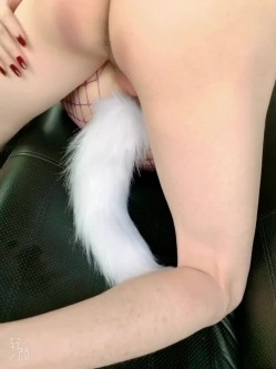 38岁风韵犹存阿姨，外出车震寻求生活的刺激，鲜亮紫色丝袜，淫声够响亮！ 截图3