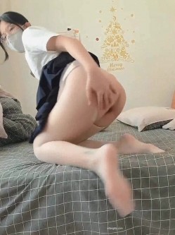 新晋可爱眼镜萌妹 【绮绮子】最新各种自慰约炮土豪粉丝啪啪 被无套内射视频流出 截图14