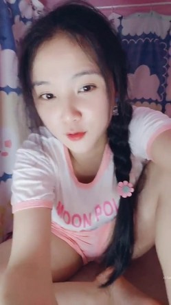 处女学生妹下海【白蔚】第一弹，初恋的感觉，完全放不开，榜一大哥在线调教 截图1