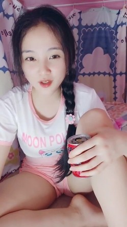 处女学生妹下海【白蔚】第一弹，初恋的感觉，完全放不开，榜一大哥在线调教 截图11