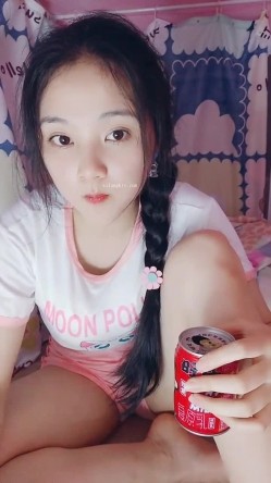 处女学生妹下海【白蔚】第一弹，初恋的感觉，完全放不开，榜一大哥在线调教 截图14