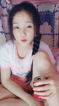 处女学生妹下海【白蔚】第一弹，初恋的感觉，完全放不开，榜一大哥在线调教 截图16