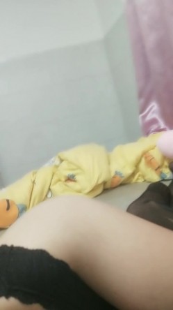 十字纹身极品美少女！黑丝袜纤细美腿！超近视角揉搓骚穴，手指插入狂扣，站立翘起美臀诱惑 截图1