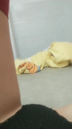 十字纹身极品美少女！黑丝袜纤细美腿！超近视角揉搓骚穴，手指插入狂扣，站立翘起美臀诱惑 截图3