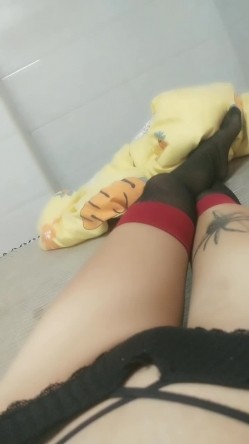 十字纹身极品美少女！黑丝袜纤细美腿！超近视角揉搓骚穴，手指插入狂扣，站立翘起美臀诱惑 截图5